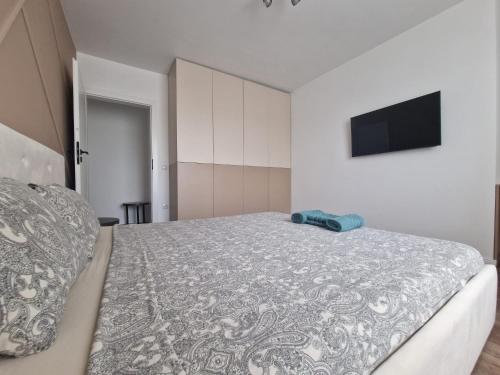 Ένα ή περισσότερα κρεβάτια σε δωμάτιο στο Blue apartment nearby Amethyst & Vivo Mall