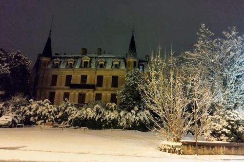 un grand bâtiment jaune avec deux flèches dans la neige dans l'établissement Maison de charme proche gare et centre ville, à Gaillac