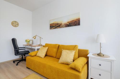 Posezení v ubytování Beżowy Apartament Przy Parku w Katowicach z Widokiem na Staw i Biurkiem by Noclegi Renters