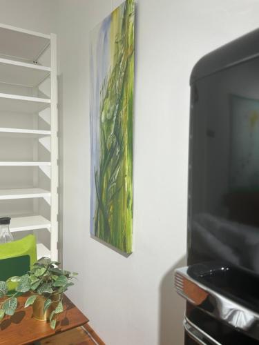 TV o dispositivi per l'intrattenimento presso KUNST-VILLA Apartments Suite mit Privatpool GrazSüd, Apartment mit Gartenblick ohne Pool