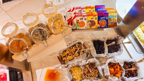 Una encimera con cestas de comida y otros alimentos. en Event Tarifa by QHotels - Adults Recommended, en Tarifa