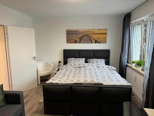 a bedroom with a large bed in a room at Ferienwohnung Lippstadt in Lippstadt