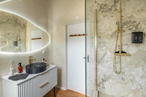 une salle de bain avec douche et lavabo dans l'établissement Studio cosy sur la Cote d Opale proche de la mer, à Boulogne-sur-Mer