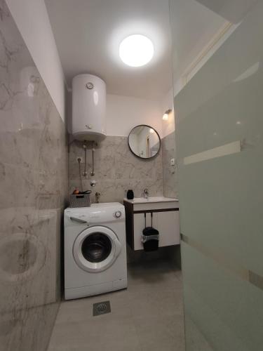 Un baño con lavadora y lavabo. en Sunset Apartment Petra, en Zadar