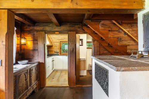 a kitchen with wooden walls and a wooden ceiling at Altes Totschenhäusl am Ziller in Finsing