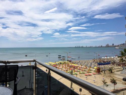 都拉斯Apartmán Hany的享有海滩美景,配有遮阳伞和海洋美景。