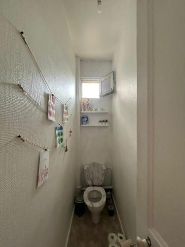 Elle comprend une petite salle de bains pourvue de toilettes et d'une fenêtre. dans l'établissement Sejour paris parc des expositions, à Vanves
