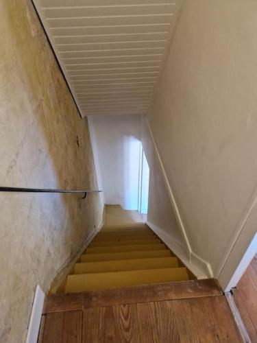 - un escalier dans une chambre avec un escalier dans l'établissement Charmante Maison de Ville, à Arles
