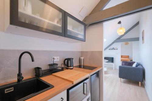 une cuisine avec un évier et un plan de travail dans l'établissement Le Perchoir du Marché - Appt pour 2, à Saint-Nazaire