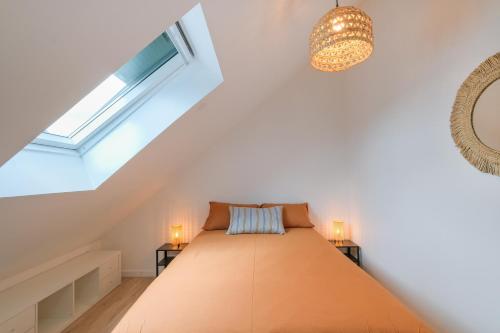 - une chambre avec un lit et 2 tables de chevet dans l'établissement Le Perchoir du Marché - Appt pour 2, à Saint-Nazaire