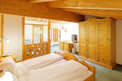 a large room with two beds and a kitchen at Panorama-Hotel Winklerhof in Holzgau