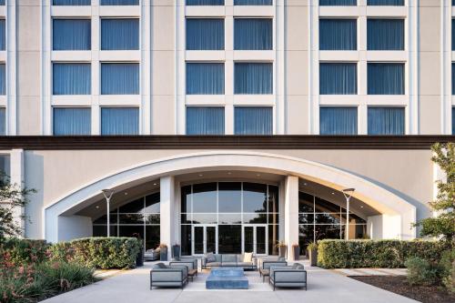 a view of the front of a building at Dallas/Fort Worth Marriott Hotel & Golf Club at Champions Circle in Roanoke