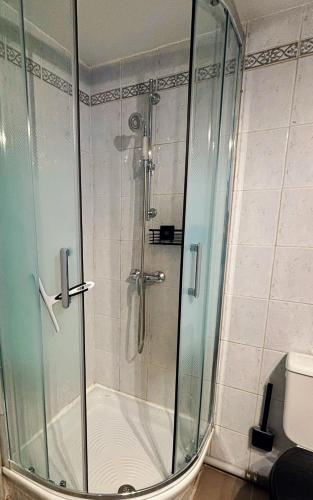 une douche avec une porte vitrée dans une salle de bain dans l'établissement Confort et style en plein Marseille Type 2, à Marseille