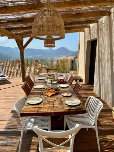 une table en bois avec des chaises sur une terrasse en bois dans l'établissement Villa Casa Savelli, à Corbara