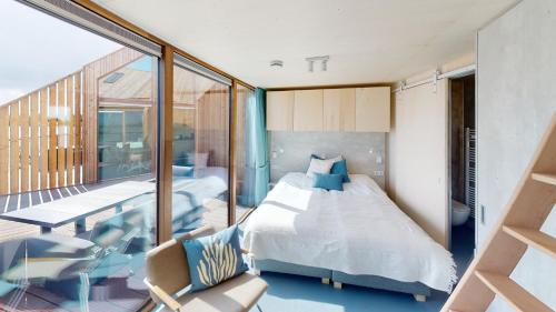 Кровать или кровати в номере Veerse Meersuites