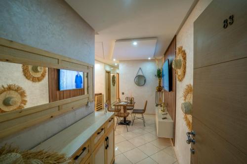 una cucina con un tavolo e una sala da pranzo di Aliya Luxury Apartment - CORAIL - AGADIR ad Agadir