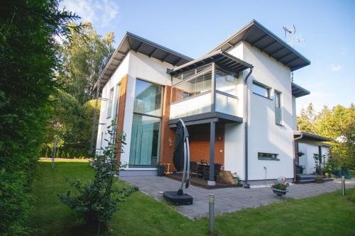 una casa bianca con molte finestre di Beautiful house in Marjaniemi, Helsinki a Helsinki