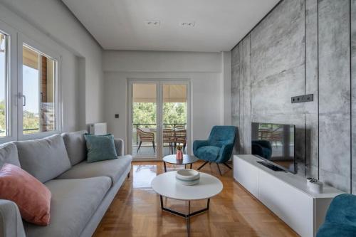 Voula's 2BR Escape Elegant and Stylish Living