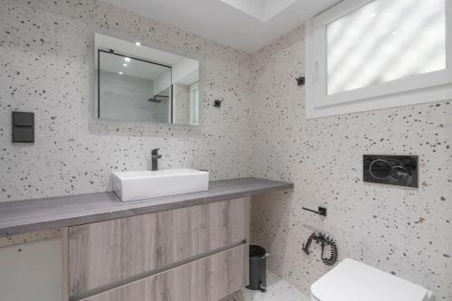 Voula's 2BR Escape Elegant and Stylish Living