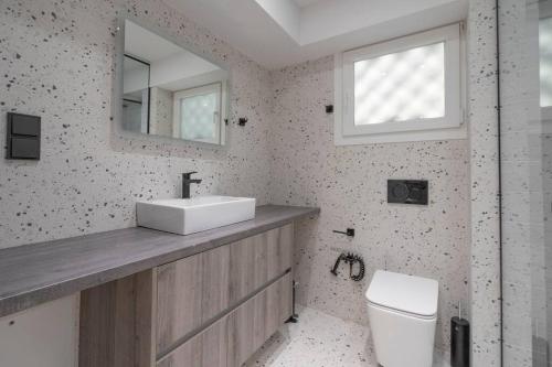 Voula's 2BR Escape Elegant and Stylish Living