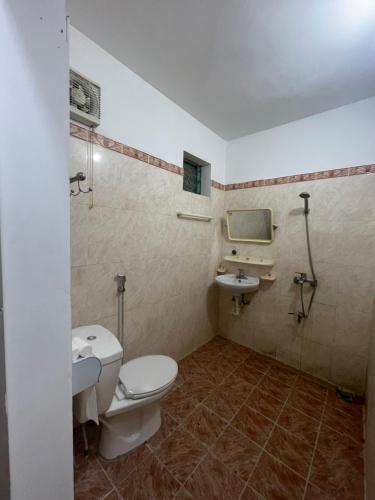 ein Badezimmer mit Toilette und Waschbecken in der Unterkunft Loop Top Đồng Văn Homestay in Dồng Văn