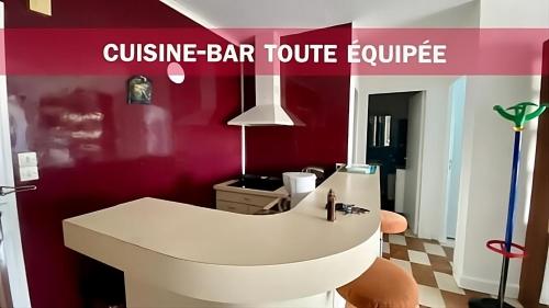 La salle de bains est pourvue d'un lavabo blanc. dans l'établissement IDEAL Plein Centre - 65m2- Piscine et Garage, à Perpignan