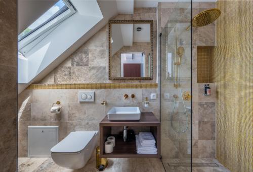 a bathroom with a sink and a shower at Separé v zahradě in Ratměřice