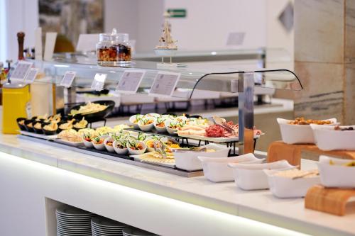 ein Buffet mit vielen verschiedenen Speisen in der Unterkunft AluaSun Continental Park Hotel & Apartments in Playa de Muro