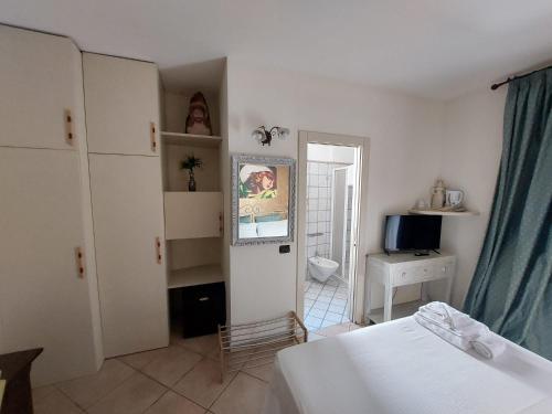 a bedroom with a bed and a door to a bathroom at B&B Il Grifone in Gioia del Colle