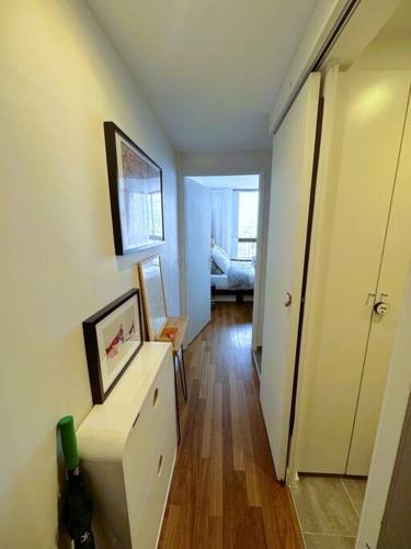 - un salon avec un couloir dans l'établissement A cozy Parisian apartment close to Eiffel Tower, à Paris