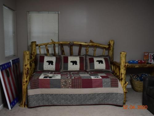 2 Miles to Parkway, Hot Tub, Pool Table, Air Hockey, Fire Pit! في بيدجن فورج: سرير بإطار خشبي في غرفة النوم