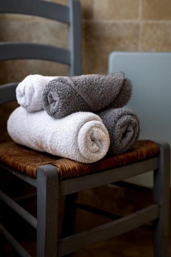 une pile de serviettes assises sur une chaise dans l'établissement Mas du Cimaï, à Évenos