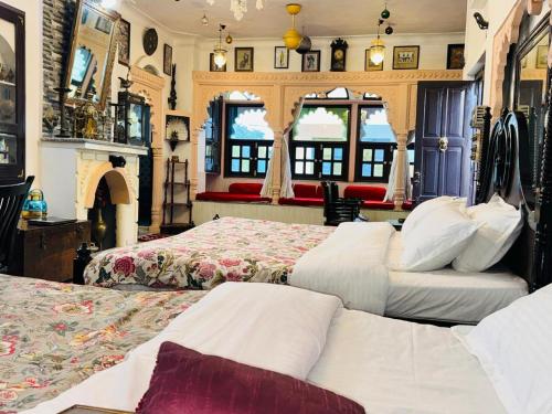 Giường trong phòng chung tại Lasani House Homestay Udaipur