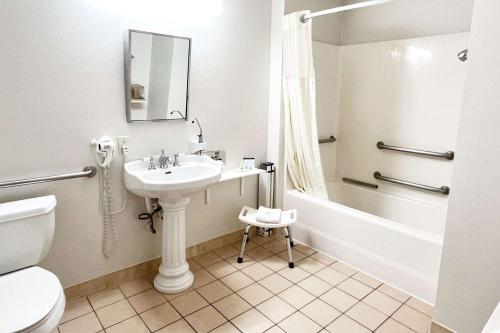ゲインズビルにあるQuality Inn Gainesville I-75の洗面台、トイレ、シャワー付きのバスルーム