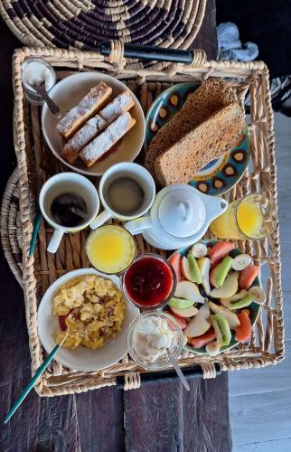 Una bandeja de comida con pan y diferentes tipos de alimentos. en RevolucionArte Potrerillos, en Ciudad Lujan de Cuyo