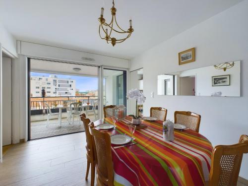 une salle à manger avec une table et un balcon dans l'établissement Vue directe port des Sables d'Olonne - T3 pour 6, à Les Sables-dʼOlonne