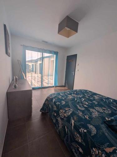 une chambre avec un lit, une commode et une fenêtre dans l'établissement Gite Zenevasion, à La Bégude-de-Mazenc