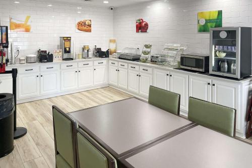 Køkken eller tekøkken på Quality Inn Richmond
