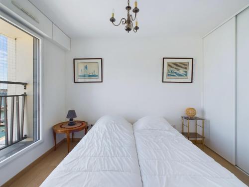 un lit blanc dans une chambre avec une fenêtre dans l'établissement Vue directe port des Sables d'Olonne - T3 pour 6, à Les Sables-dʼOlonne