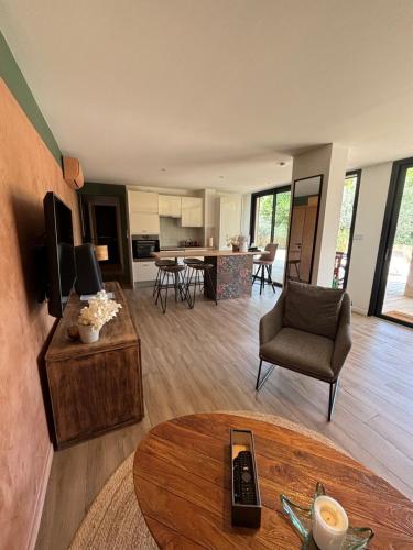 Adorable Appartement de 60 m2 avec terrasse privée de 100m2 -lumineux - calme et verdure à 10 min de la mer