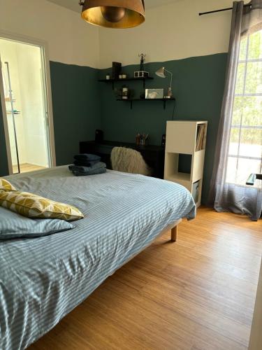 une chambre avec un lit et un mur végétal dans l'établissement Adorable Appartement de 60 m2 avec terrasse privée de 100m2 -lumineux - calme et verdure à 10 min de la mer, à Cagnes-sur-Mer