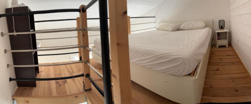 - une petite chambre avec des lits superposés et un escalier dans l'établissement Studio mezzanine golf St cyprien, à Saint-Cyprien