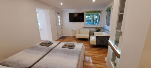 Ένα ή περισσότερα κρεβάτια σε δωμάτιο στο Bungalow an der Tanne mit überdachter Terrasse