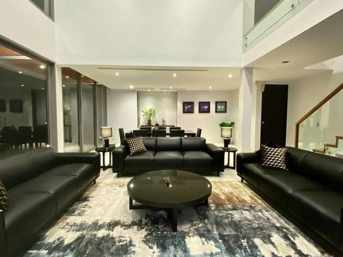 Гостиная зона в Cape Sienna Villa 4 - A Waterfront Grand Oasis
