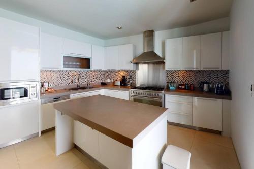 Кухня или мини-кухня в Cape Sienna Villa 4 - A Waterfront Grand Oasis

