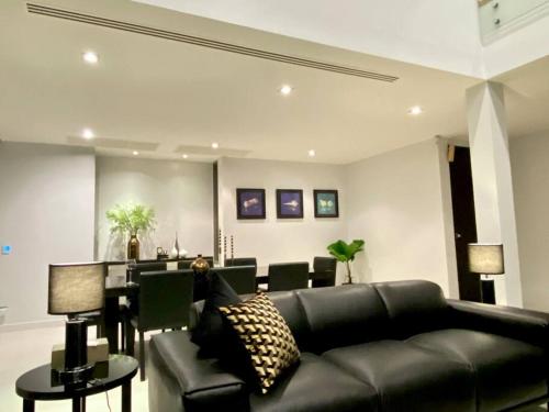 Гостиная зона в Cape Sienna Villa 4 - A Waterfront Grand Oasis