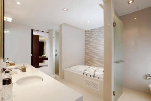 Ванная комната в Cape Sienna Villa 4 - A Waterfront Grand Oasis