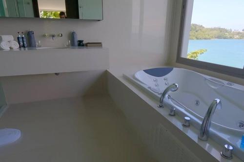 Фотография из галереи Cape Sienna Villa 4 - A Waterfront Grand Oasis в Камала-Бич