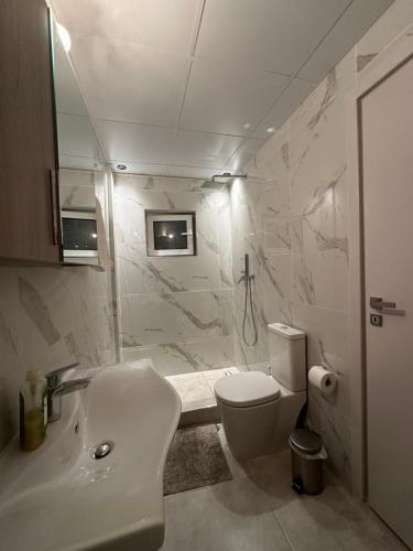 Ένα μπάνιο στο Joanna s apartment