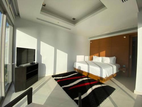 Телевизор и/или развлекательный центр в Cape Sienna Villa 4 - A Waterfront Grand Oasis